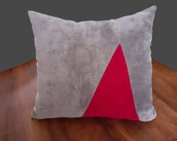 Coussin gris triangles rouges